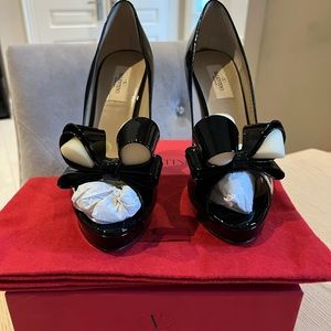 BNIB VALENTINO BLACK PATENT BOW HEELS